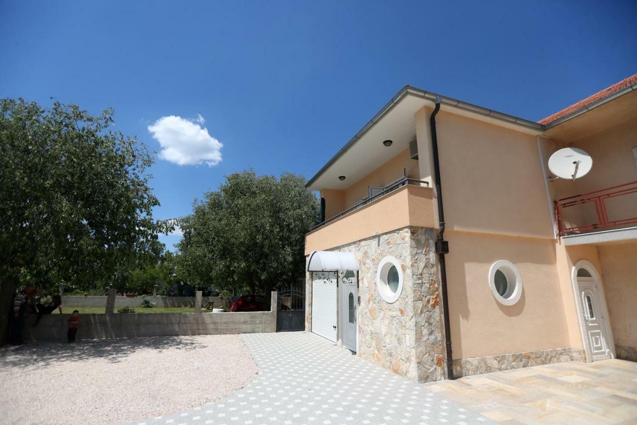 דירות לוזובאק Apartman Delux Brkic מראה חיצוני תמונה