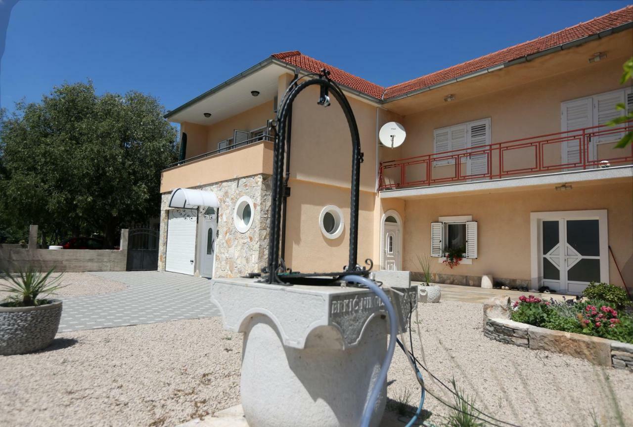 דירות לוזובאק Apartman Delux Brkic מראה חיצוני תמונה