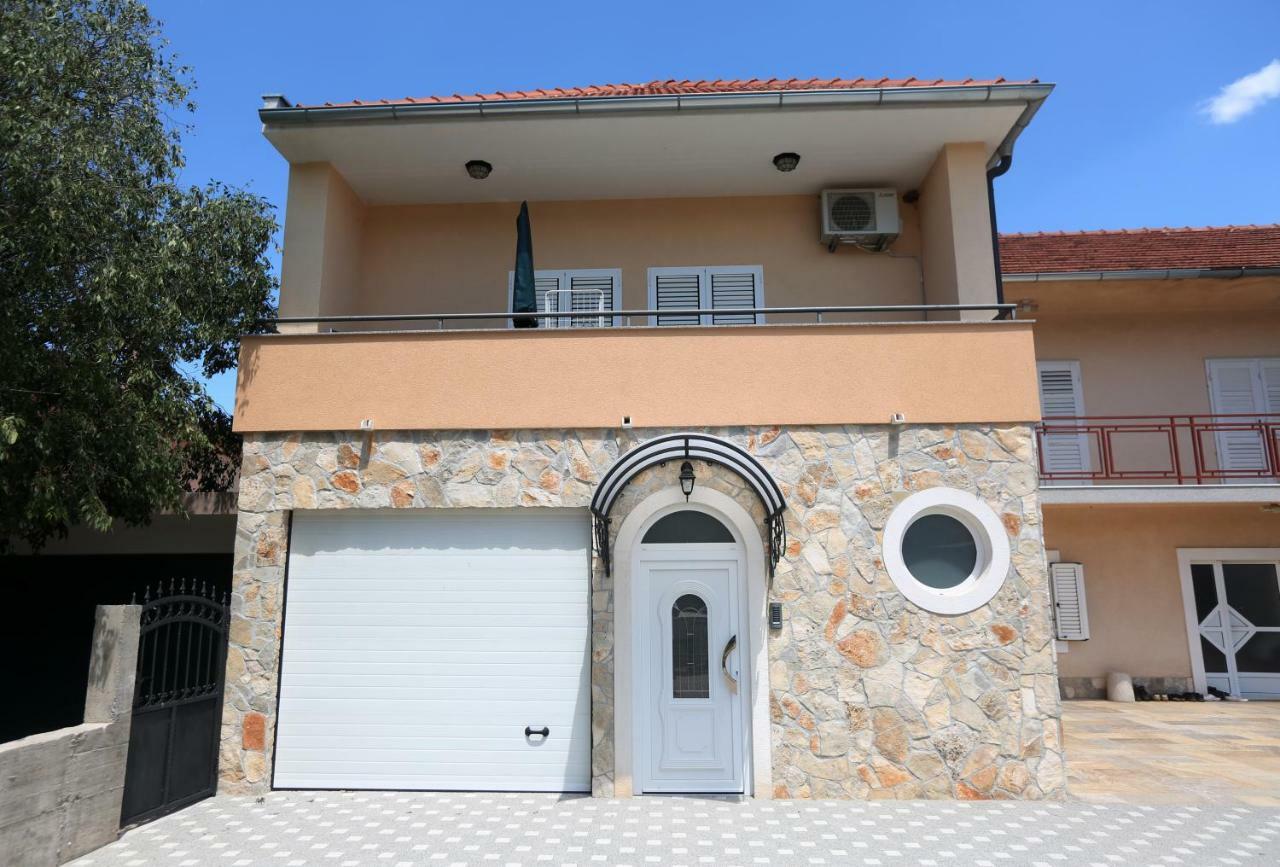 דירות לוזובאק Apartman Delux Brkic מראה חיצוני תמונה